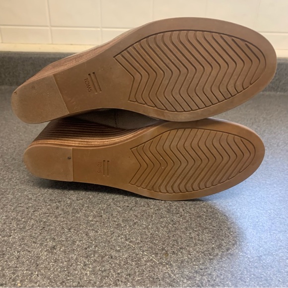 TOMS The Kallie wedge suede bootie designed to transition between seasons Size 6 - Picture 7 of 9